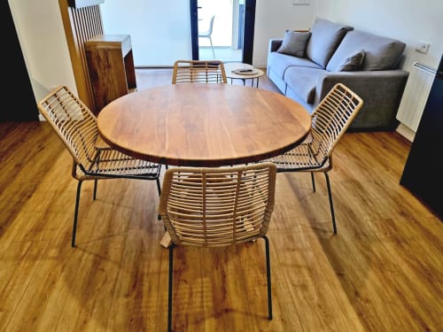 Comedor moderno en BR Silgar Club 3 con mesa redonda de madera y sillas tejidas sobre piso de madera
