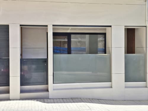 Fachada del hotel BR Silgar en Sanxenxo con elegantes ventanales de cristal y entrada de frente blanco