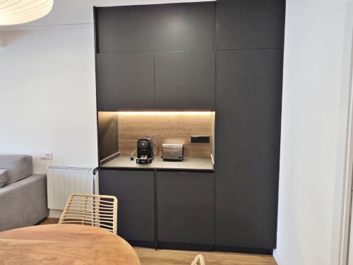 Moderna área de cocina en habitación del hotel BR Silgar Club 3 con gabinetes negros, encimera de madera y electrodomésticos