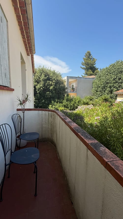 Balcon privé de la Résidence Kimi Cannes avec salon et vue sur le jardin