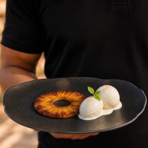 Anneau d'ananas caramélisé avec glace vanille à l'hôtel Ô Château à Hayange, France