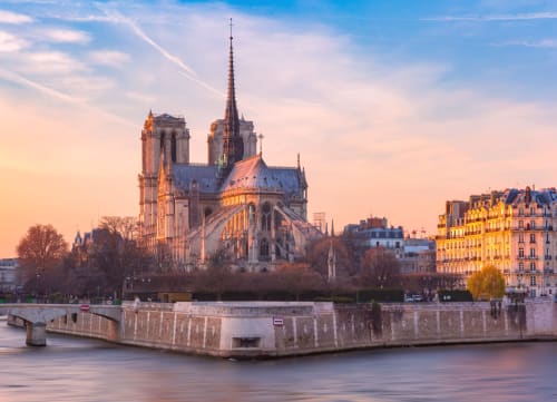La Cathédrale Notre-Dame au coucher de soleil surplombant la Seine à Paris, près des Appartements ATHEA
