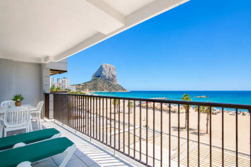 Balcón de apartamento frente al mar en Calpe con vista al Peñyal d'Ifach, playa de arena y costa mediterránea