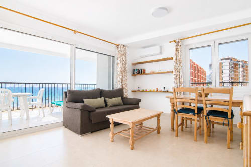 Apartamento luminoso con vistas al mar en Riurau Home Calpe, sala moderna, comedor y balcón con vistas al Mediterráneo