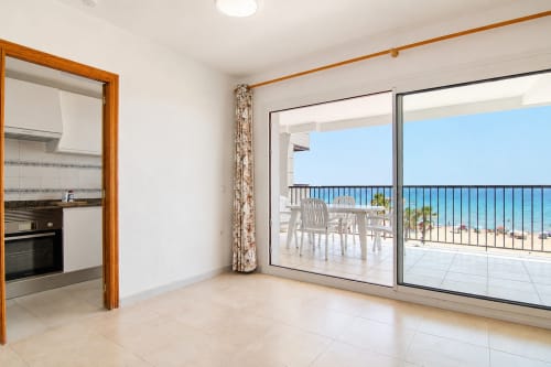Luminoso apartamento en primera línea de playa de Calpe con vistas al mar, cocina moderna, comedor y balcón amueblado con vistas al Mediterráneo