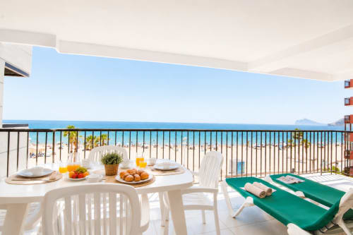 Balcón frente al mar en Riurau Home, Calpe con mesa de comedor, vista al mar y juego de cornhole con vistas a la playa