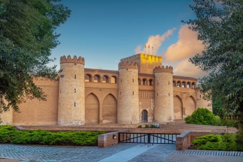 Fortaleza medieval con banderas amarillas en Zaragoza, España, cerca del Hostal Zaragoza Centro