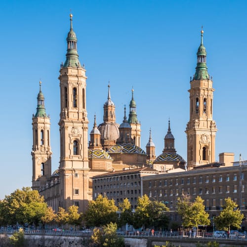 Basílica del Pilar con sus torres gemelas dominando Zaragoza, España, cerca del Hostal Zaragoza Centro