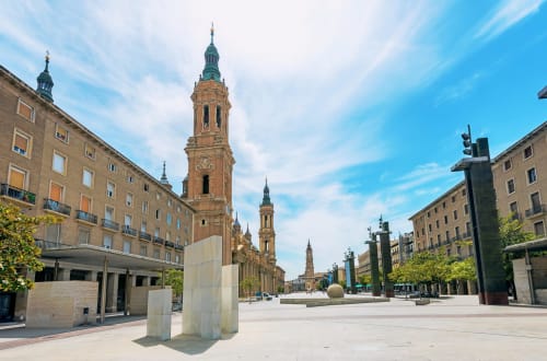 Plaza de Zaragoza con torres catedralicias históricas, edificios tradicionales y arquitectura moderna cerca del Hostal Zaragoza Centro