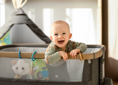 Bébé heureux dans un lit parapluie à l'hôtel Ô de Mer à Sangatte, France