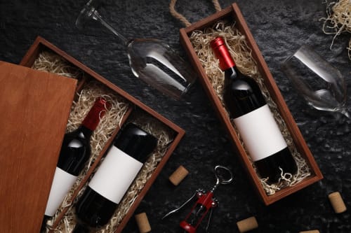 Bouteilles de vin avec verres et tire-bouchon sur surface sombre à l'hôtel Ô de Mer à Sangatte