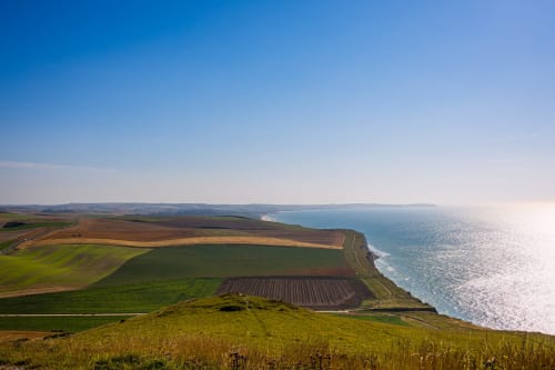 Falaises côtières et terres agricoles surplombant les eaux turquoise près d'Ô de Mer, Sangatte, France