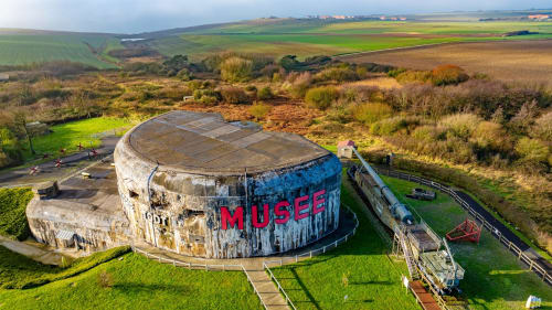 Musée Ô de Mer à Sangatte avec son dôme distinctif dominant la campagne rurale française