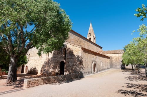 Église en pierre historique avec clocher du Clos du Thoronet en Provence, France