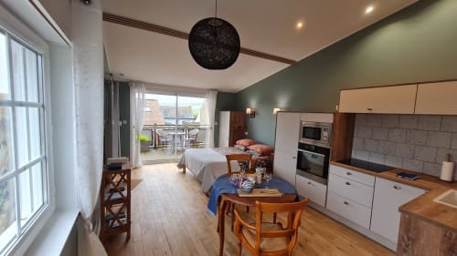 Ô de Mer studio in Sangatte with bed, kitchenette, dining area, and terrace view