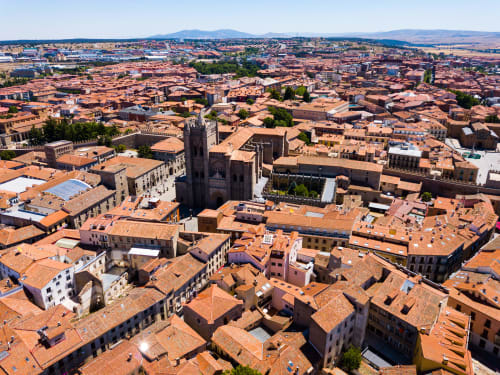 Vista aérea del centro histórico de Barraco, España con tejados de terracota y torre de catedral
