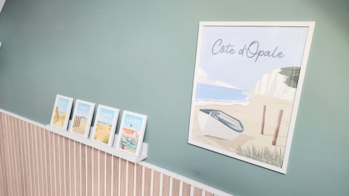 Décoration côtière à la villa Ô de Mer : affiche de la Côte d'Opale et gravures de voyage sur mur vert sage