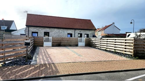 Villa Ô de Mer à Sangatte avec cour en brique, portails en bois et vue sur le jardin