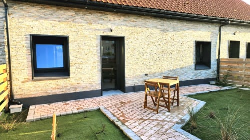 Villa Ô de Mer à Sangatte avec patio-jardin, cheminée en briques, mobilier en bois et pelouse entretenue