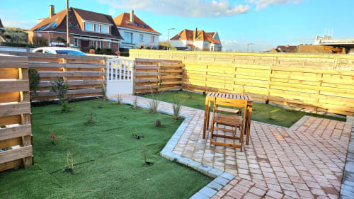 Terrasse de jardin avec mobilier en bois à la villa Ô de Mer à Sangatte, France