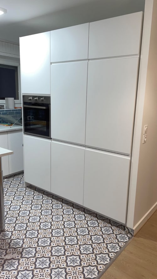 Cuisine contemporaine blanche avec four intégré à l'hôtel Mattbnb de Metz, en France