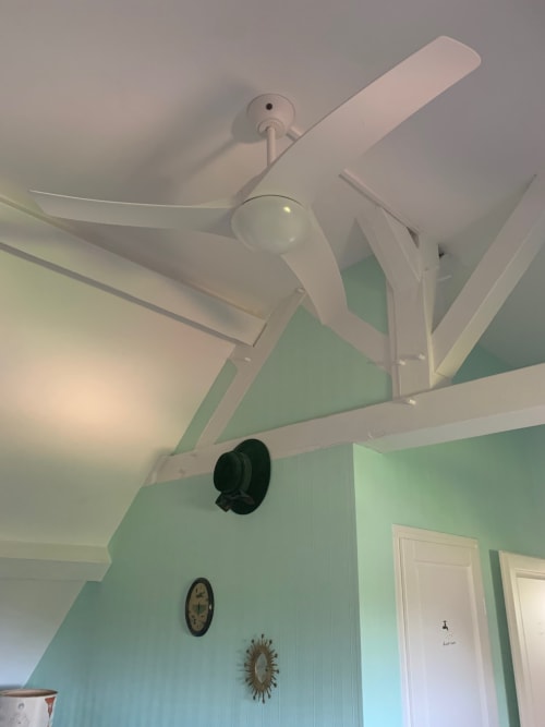 Ventilateur de plafond blanc dans la chambre vert menthe du Logis de la chouette, Baugé en Anjou