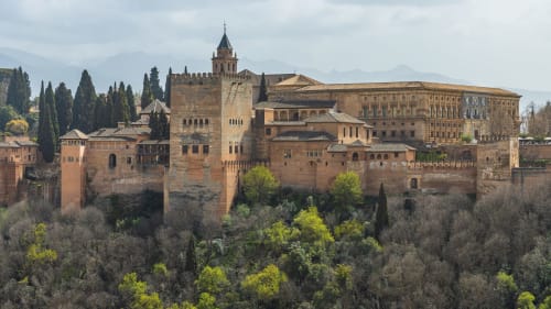 Palacio de la Alhambra y Sierra Nevada con vistas a Monachil, Granada, España cerca de Hospedería Puerta a los Cahorros