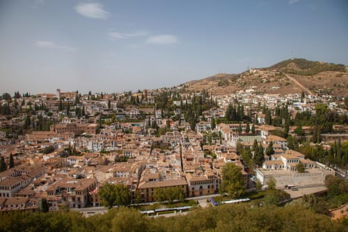 Vista aérea del pueblo de Monachil con arquitectura española tradicional en ladera, cerca de Hospedería Puerta a