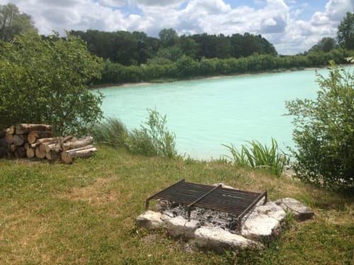 Barbecue surplombant l'eau turquoise et la verdure aux gîtes de Cormenin, Saint-Hilaire-sur-Puiseaux