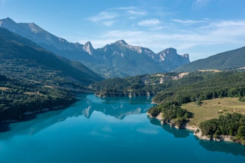 Magnifique lac turquoise entouré de montagnes alpines et de forêts près de l'Hôtel le Tilleul à Corps, France