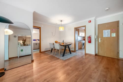 Apartamento moderno no Atlantic Places, Albufeira - ampla sala de jantar com piso em madeira e vista para o jardim