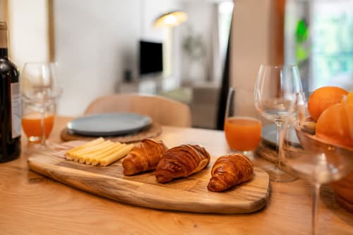 Elegante pequeno-almoço em Atlantic Places com croissants, pastelarias, sumo de laranja e laranjas frescas em Albufeira