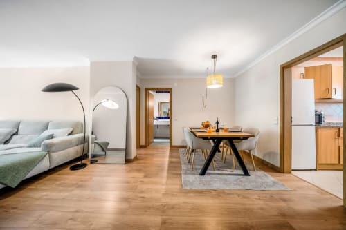 Apartamento Atlantic Places em Albufeira com sala aberta, assoalho em madeira, mesa de jantar e móveis modernos