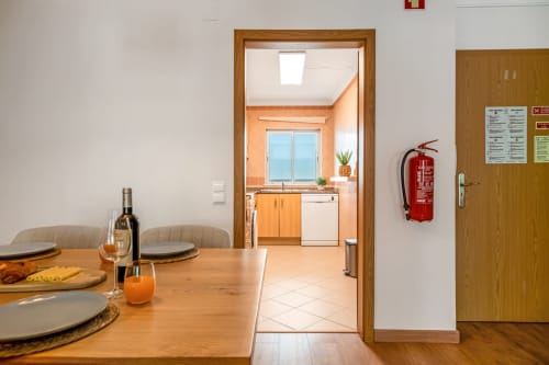 Área de refeições do apartamento The Quiet Nest em Atlantic Places, Albufeira, com vista para a cozinha pela porta