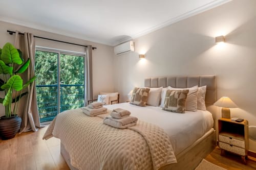 Quarto luxuoso em Atlantic Places Albufeira com vista para jardim, decoração neutra e comodidades modernas
