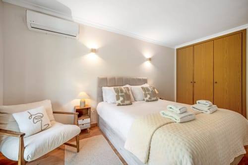 O quarto Quiet Nest da Atlantic Places Albufeira com cama queen, vista para jardim, AC e comodidades modernas