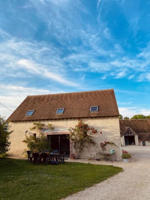 Les gîtes de Cormenin B&B à Saint-Hilaire-sur-Puiseaux, aux murs de pierre claire et toit brun
