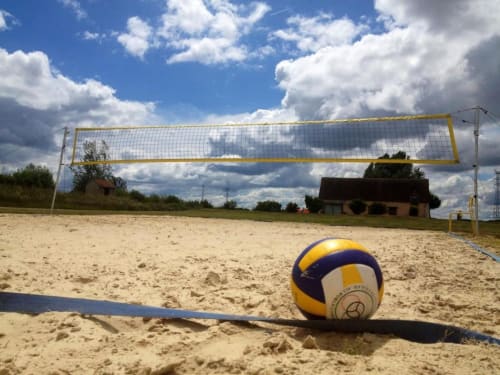 Terrain de volley-ball de plage avec filet aux gîtes de Cormenin à Saint-Hilaire-sur-Puiseaux, France