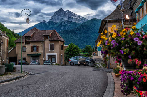 Hôtel le Tilleul à Corps, France : vue sur les montagnes, fleurs colorées et architecture alpine