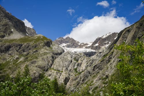 Vue de vallée glaciaire alpine près de l'Hôtel le Tilleul à Corps, France avec pics rocheux et végétation verdoyante