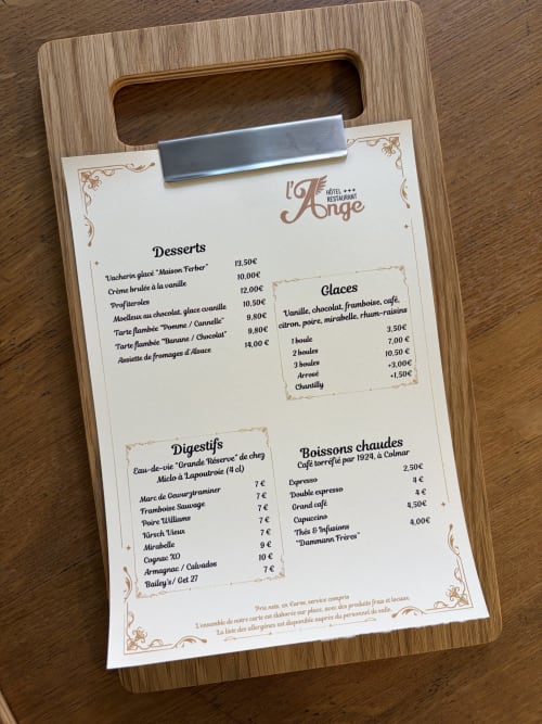 Menu de desserts et boissons de l'Hôtel-Restaurant l'Ange à Niedermorschwihr sur un presse-papiers en bois.