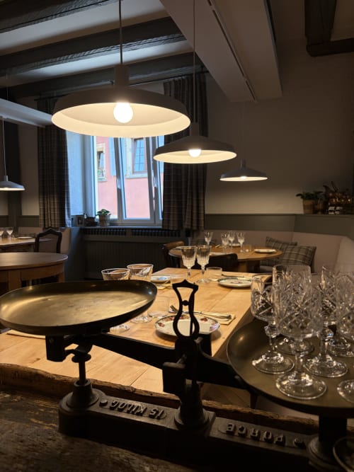 Élégante salle à manger de l'Hôtel l'Ange avec luminaires suspendus, tables dressées et balance ancienne, Niedermorschwihr