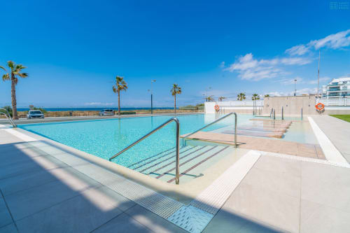 Apartamento de lujo frente al mar con piscina, vistas al mar, palmeras y costa mediterránea en Alhaurín Loft City Center