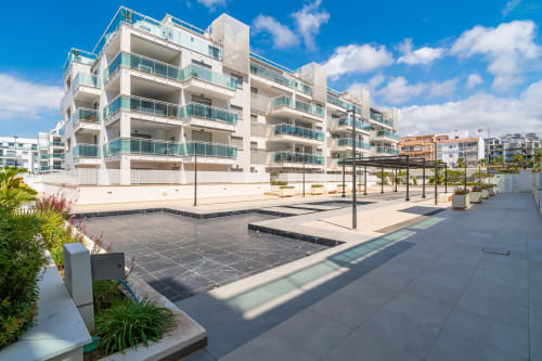 Moderno edificio de apartamentos frente al mar en Alhaurín de la Torre con terraza, piscina y vistas a la ciudad bajo cielo azul