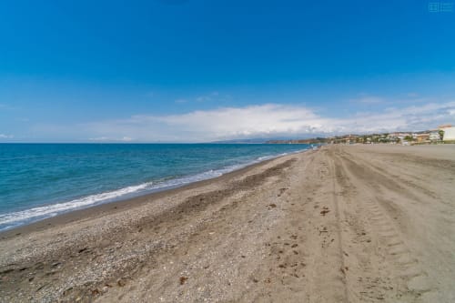 Playas vírgenes con aguas turquesas y arena blanca cerca de Alhaurín de la Torre