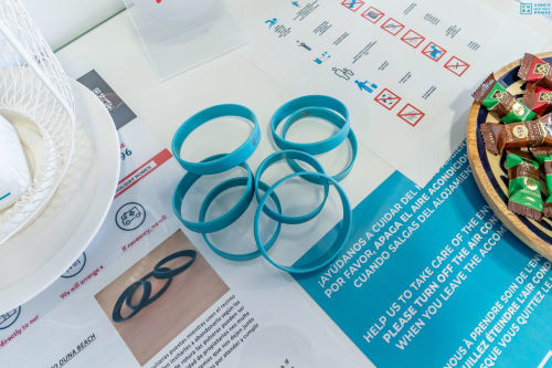 Pulseras azules y materiales informativos para el apartamento Alhaurín Loft City Center con cesta de caramelos