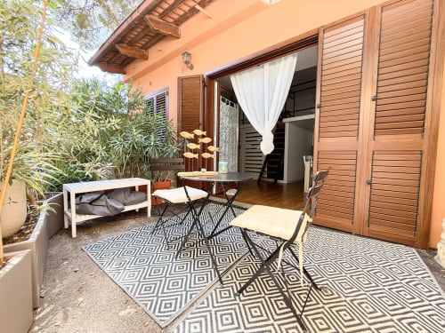 Patio della terrazza sul ricetto a Marina di Andora con sedute, tappeto geometrico e vista sul giardino