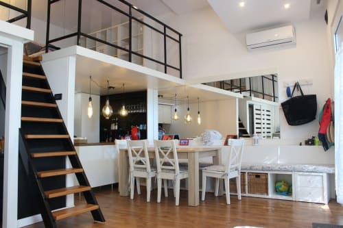 Moderno loft a La terrazza sul ricetto a Marina di Andora con spazi aperti, zona living, sala da pranzo, cucina e arredamento nero