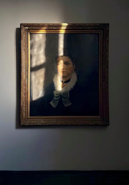 Portrait peint dans un cadre orné à la Maison Mansel, chambre d'hôtes à Mesnil-en-Ouche, France
