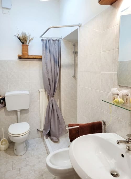 Modern bathroom in Camera Del Minatore at I Castagnini with shower, toilet, bidet, and sink